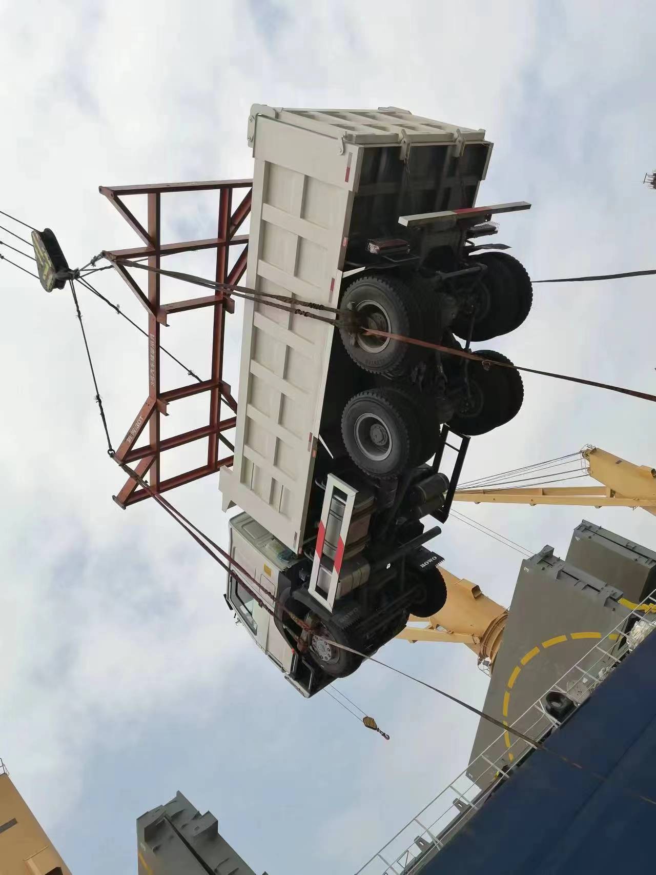 SINOTRUK HOWO 6*4 ডাম্প ট্রাক চালানের জন্য প্রস্তুত